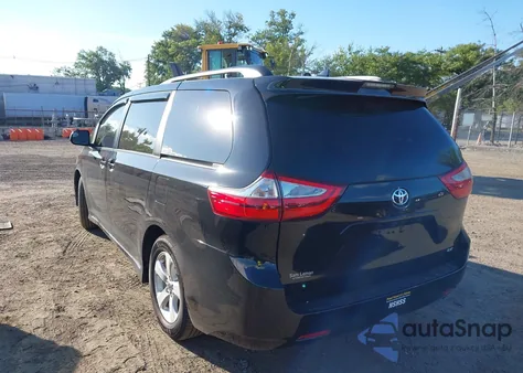 2018 Toyota Sienna Le 8 Passenger z USA, uszkodzony, nr VIN 5TDKZ3DC0JS948014